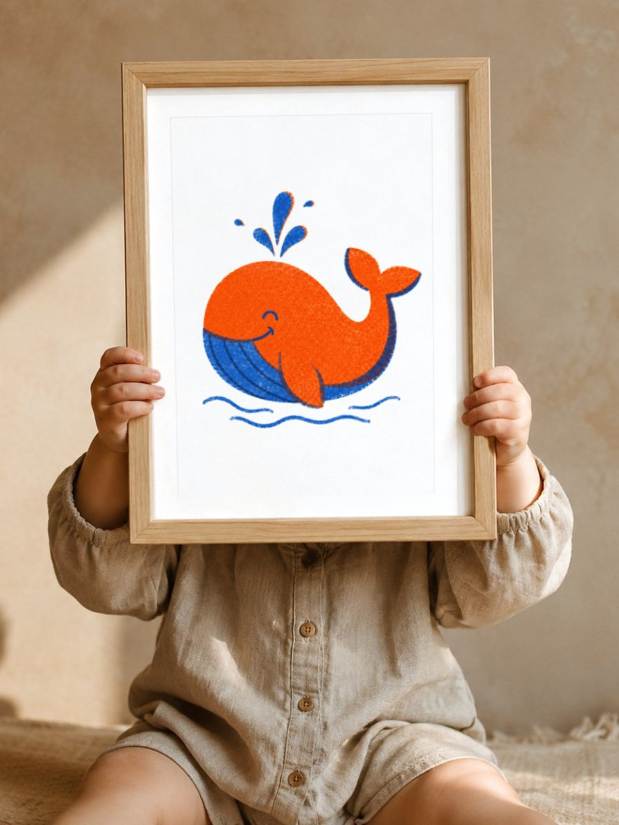 Riso-Druck-Poster: Wal in Orange und Blau, gerahmt im Kinderzimmer