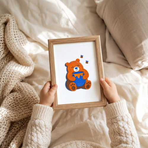 Bär mit Honigtopf Riso-Druck Poster – Mockup: Poster im Babyzimmer am Bett