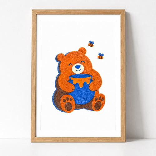 Bär mit Honigtopf Riso-Druck Poster – Mockup: Poster gerahmt an der Wand