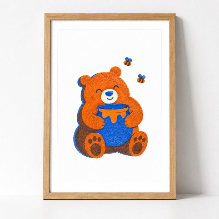 Bär mit Honigtopf Riso-Druck Poster – Mockup: Poster gerahmt an der Wand