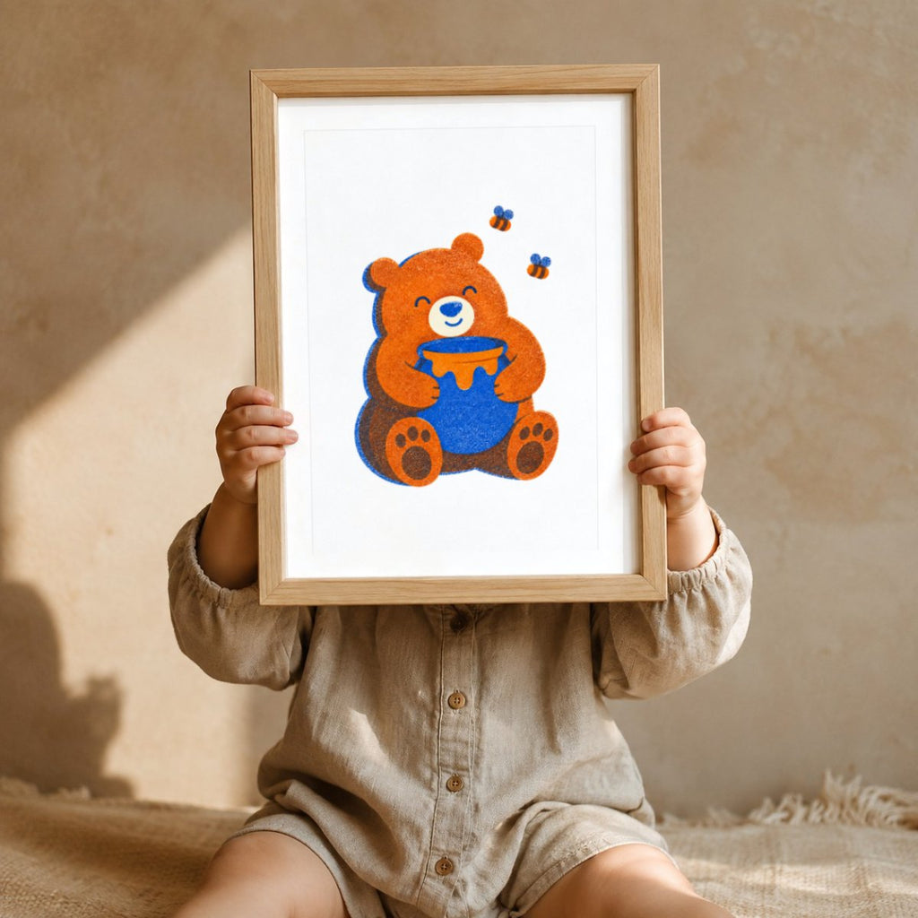 Bär mit Honigtopf Riso-Druck Poster – Mockup: Kind hält das Poster im Kinderzimmer