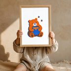 Bär mit Honigtopf Riso-Druck Poster – Mockup: Kind hält das Poster im Kinderzimmer