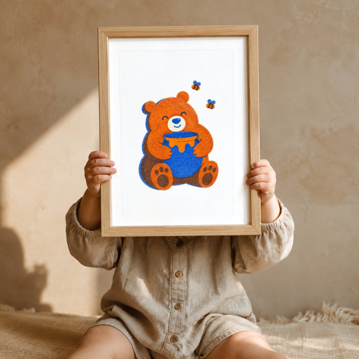 Bär mit Honigtopf Riso-Druck Poster – Mockup: Kind hält das Poster im Kinderzimmer