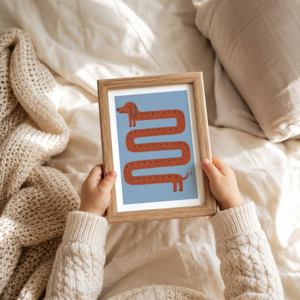 Brauner Dackel Kringeltier Poster – Mockup: Poster im Babyzimmer am Bett