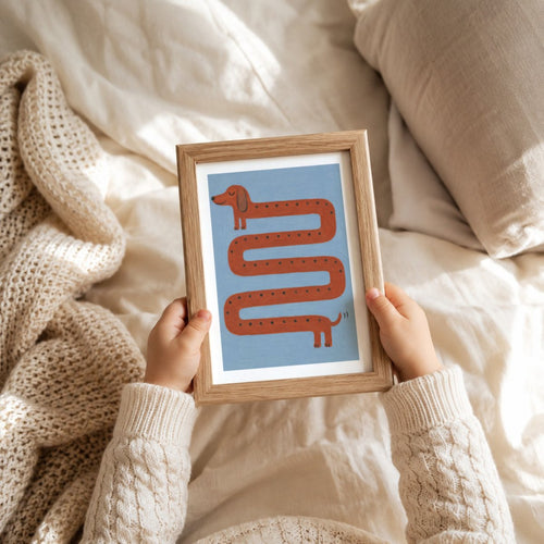Brauner Dackel Kringeltier Poster – Mockup: Poster im Babyzimmer am Bett