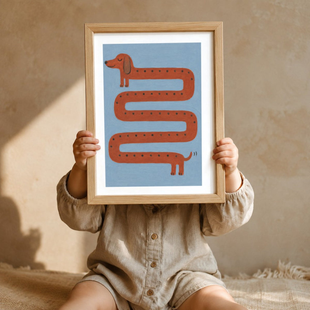 Brauner Dackel Kringeltier Poster – Mockup: Kind hält das Poster im Kinderzimmer