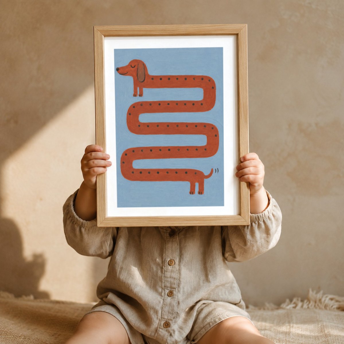 Brauner Dackel Kringeltier Poster – Mockup: Kind hält das Poster im Kinderzimmer