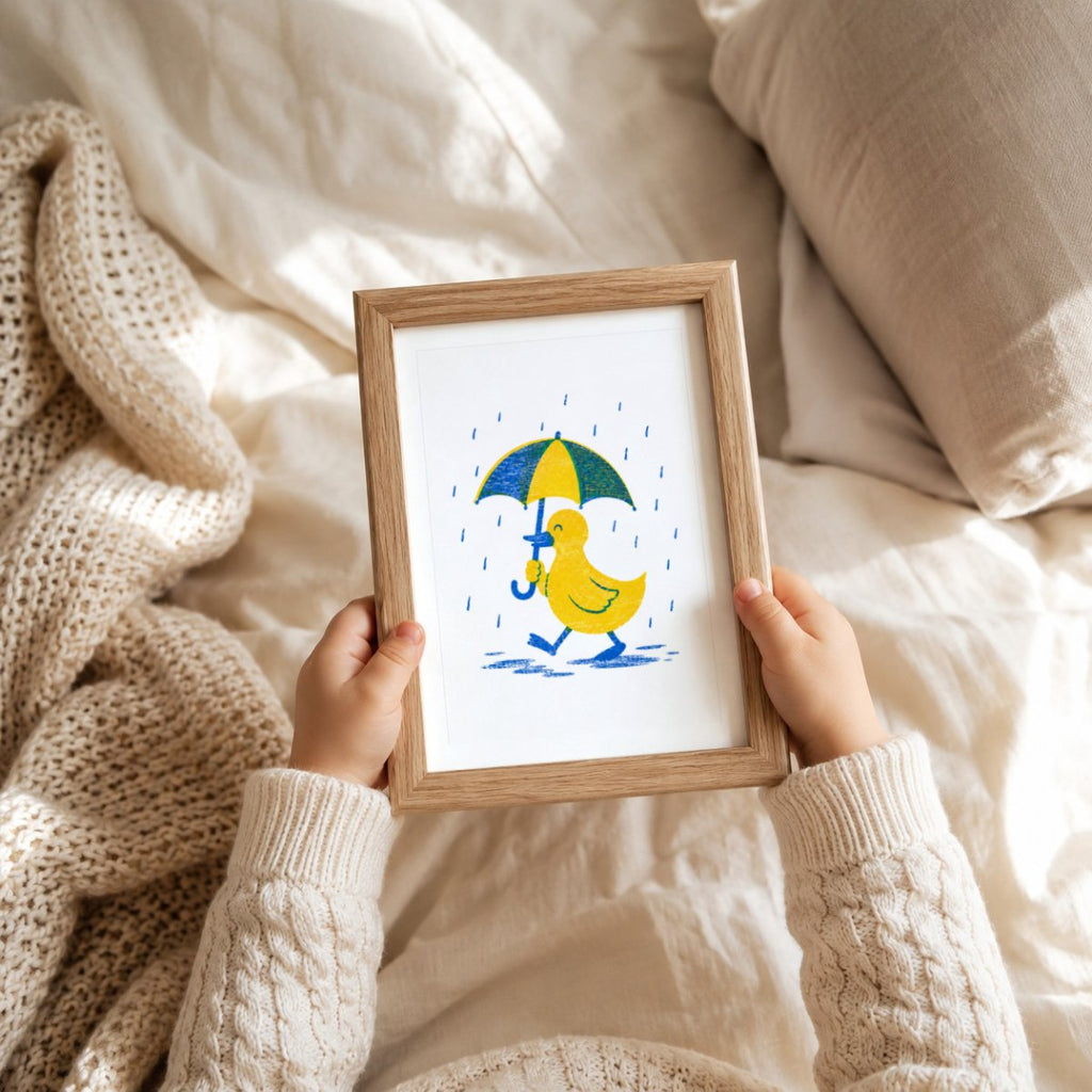 Ente im Regen Riso-Druck Poster – Mockup: Poster im Babyzimmer am Bett