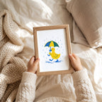 Ente im Regen Riso-Druck Poster – Mockup: Poster im Babyzimmer am Bett