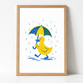 Ente im Regen Riso-Druck Poster – Mockup: Poster gerahmt an der Wand