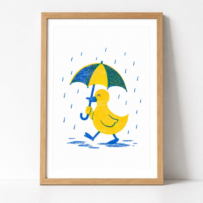 Ente im Regen Riso-Druck Poster – Mockup: Poster gerahmt an der Wand