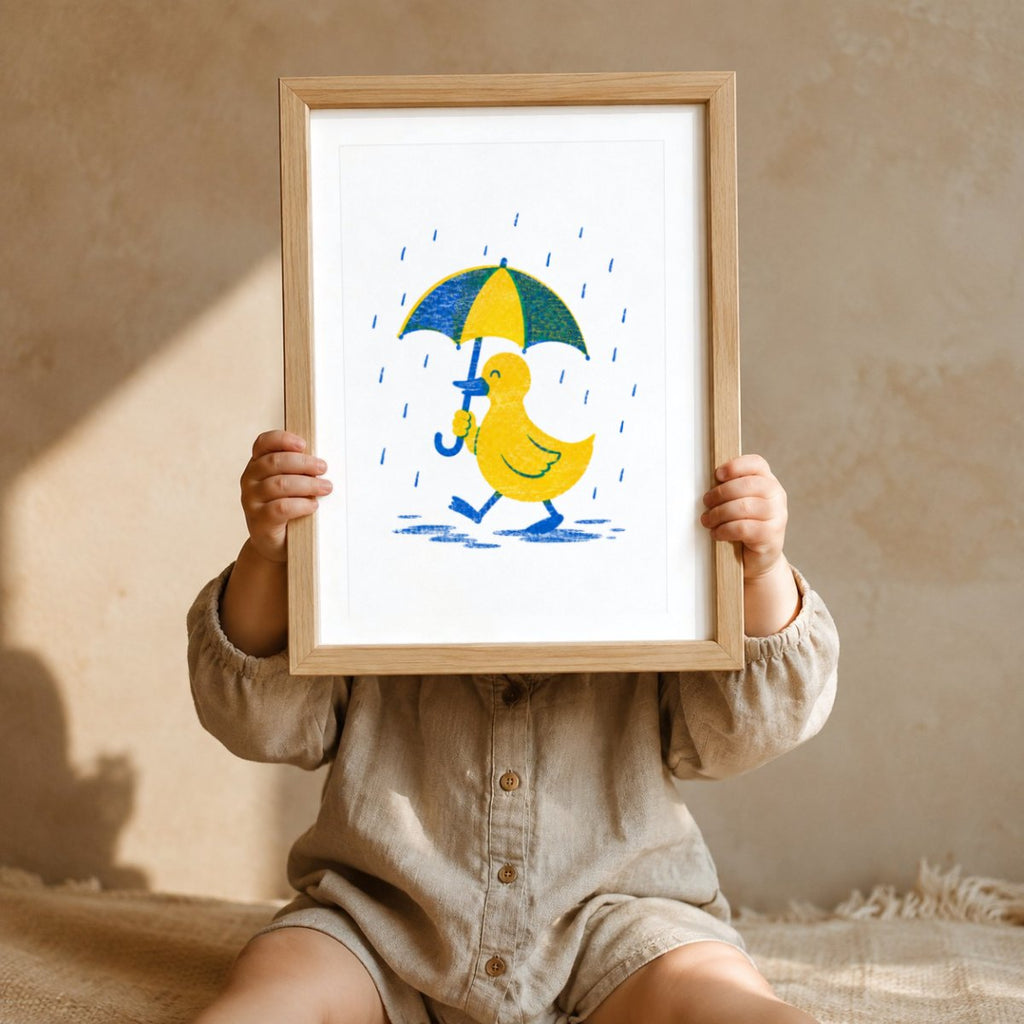 Ente im Regen Riso-Druck Poster – Mockup: Kind hält das Poster im Kinderzimmer