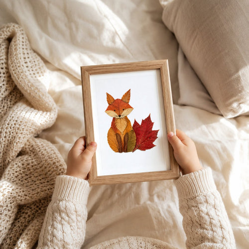 Fuchs aus Herbstblättern Botanisches Poster – Mockup: Poster im Babyzimmer am Bett