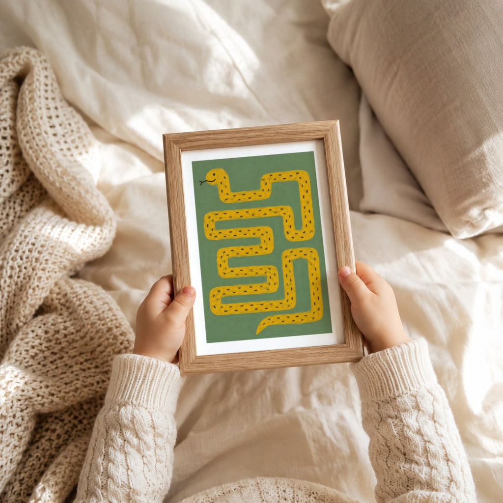 Gelbe Schlange Kringeltier Poster – Mockup: Poster im Babyzimmer am Bett