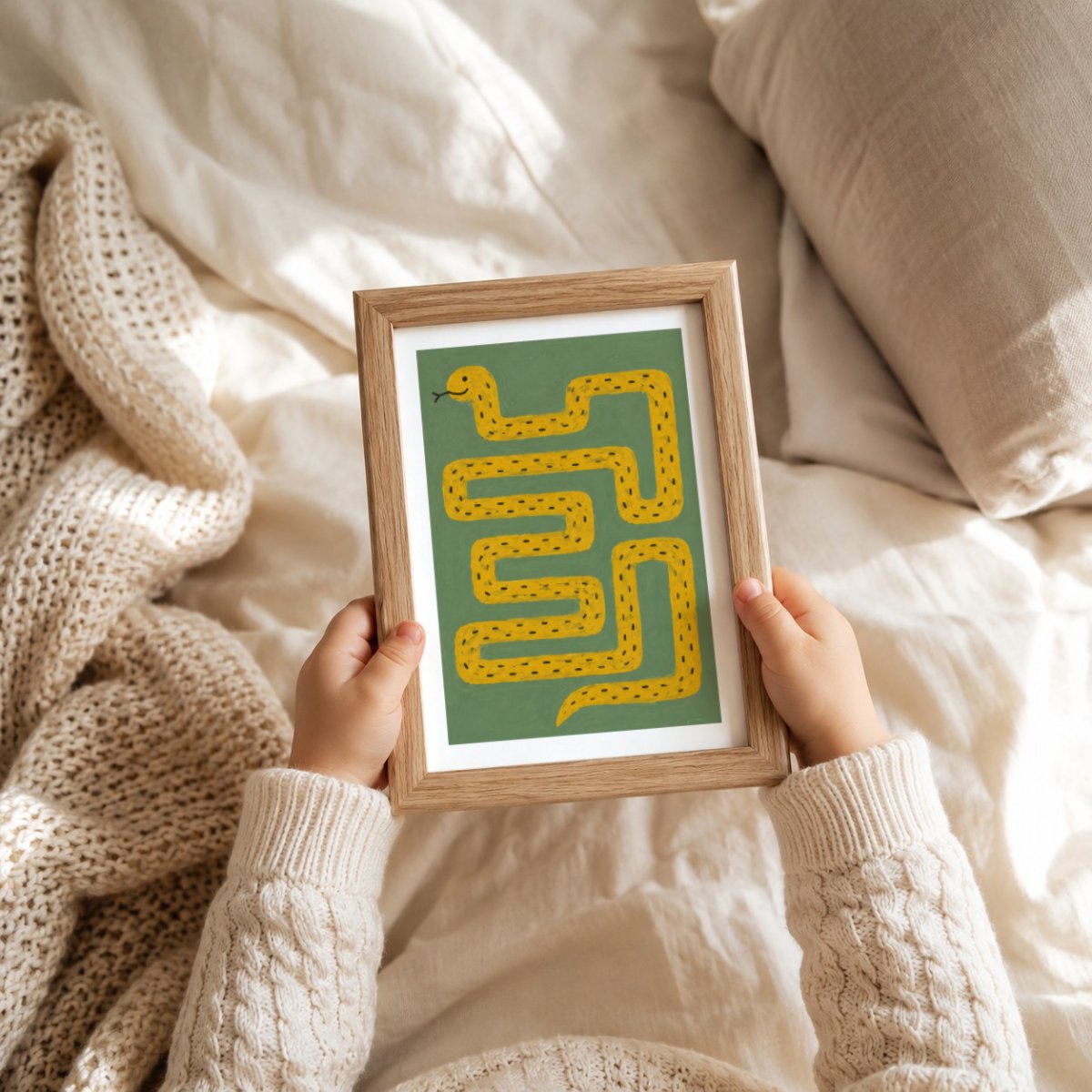 Gelbe Schlange Kringeltier Poster – Mockup: Poster im Babyzimmer am Bett