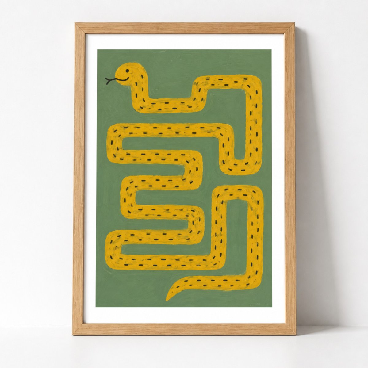 Gelbe Schlange Kringeltier Poster – Mockup: Poster gerahmt an der Wand