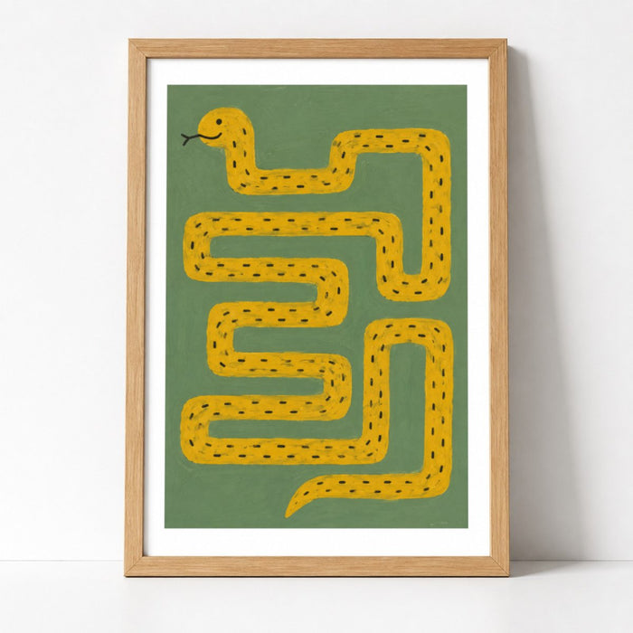 Gelbe Schlange Kringeltier Poster – Mockup: Poster gerahmt an der Wand