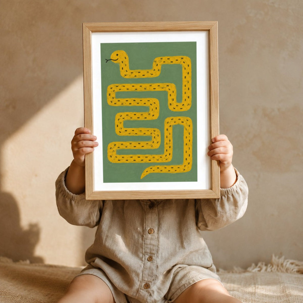 Gelbe Schlange Kringeltier Poster – Mockup: Kind hält das Poster im Kinderzimmer