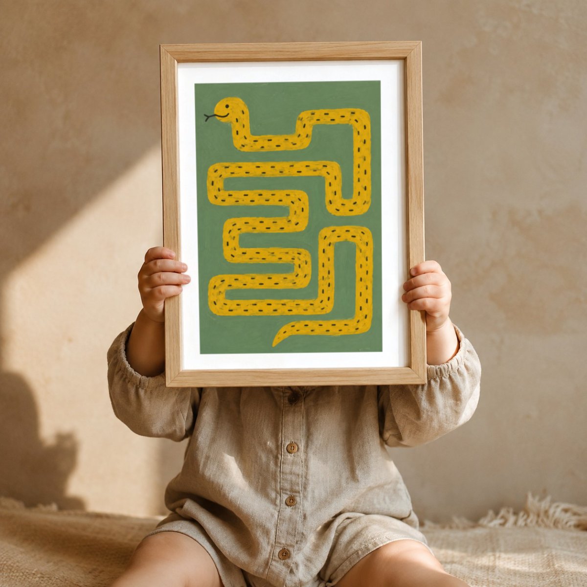 Gelbe Schlange Kringeltier Poster – Mockup: Kind hält das Poster im Kinderzimmer