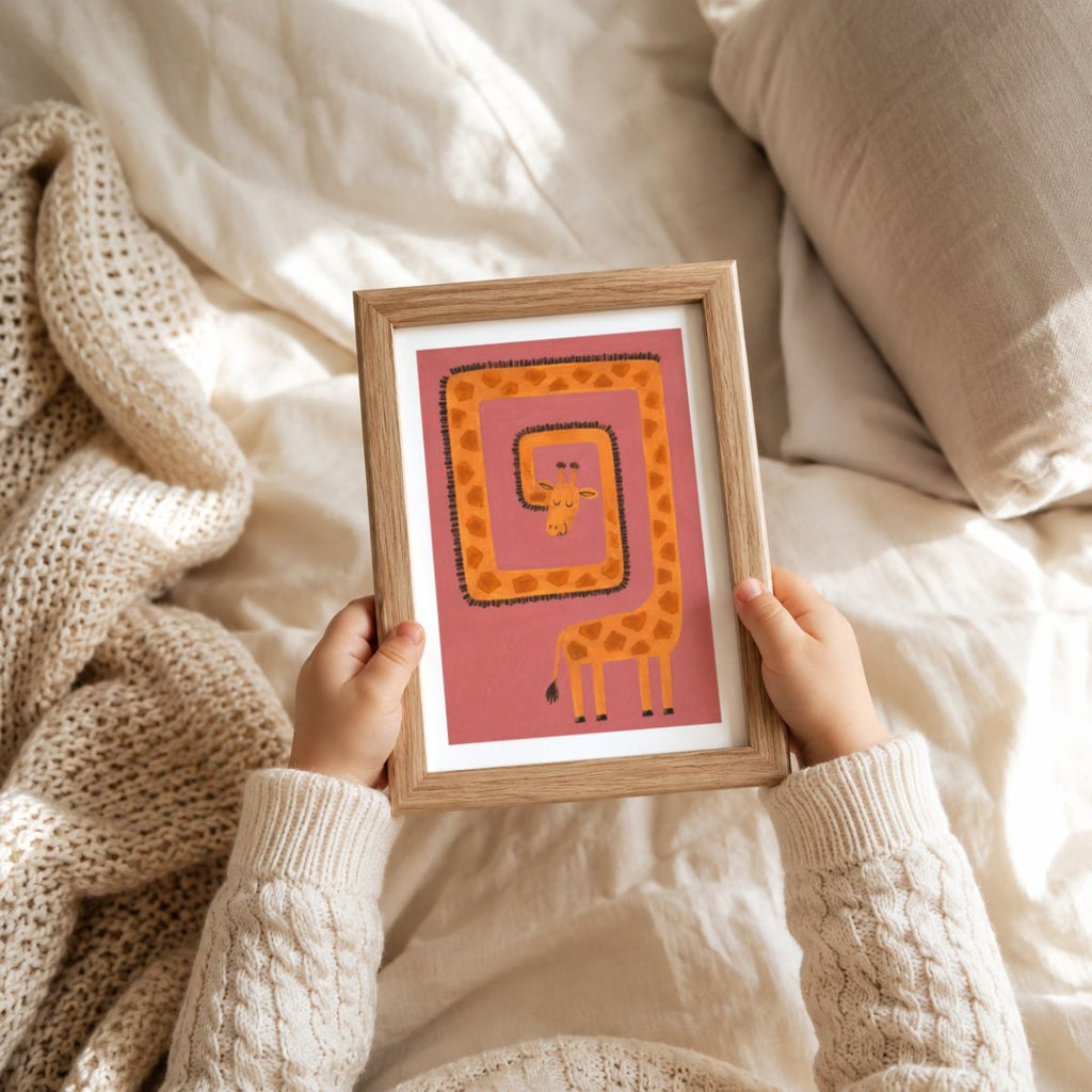 Giraffe Kringeltier Poster – Mockup: Poster im Babyzimmer am Bett