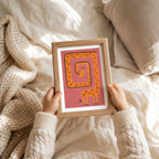 Giraffe Kringeltier Poster – Mockup: Poster im Babyzimmer am Bett