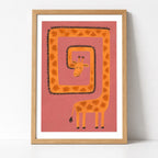 Giraffe Kringeltier Poster – Mockup: Poster gerahmt an der Wand