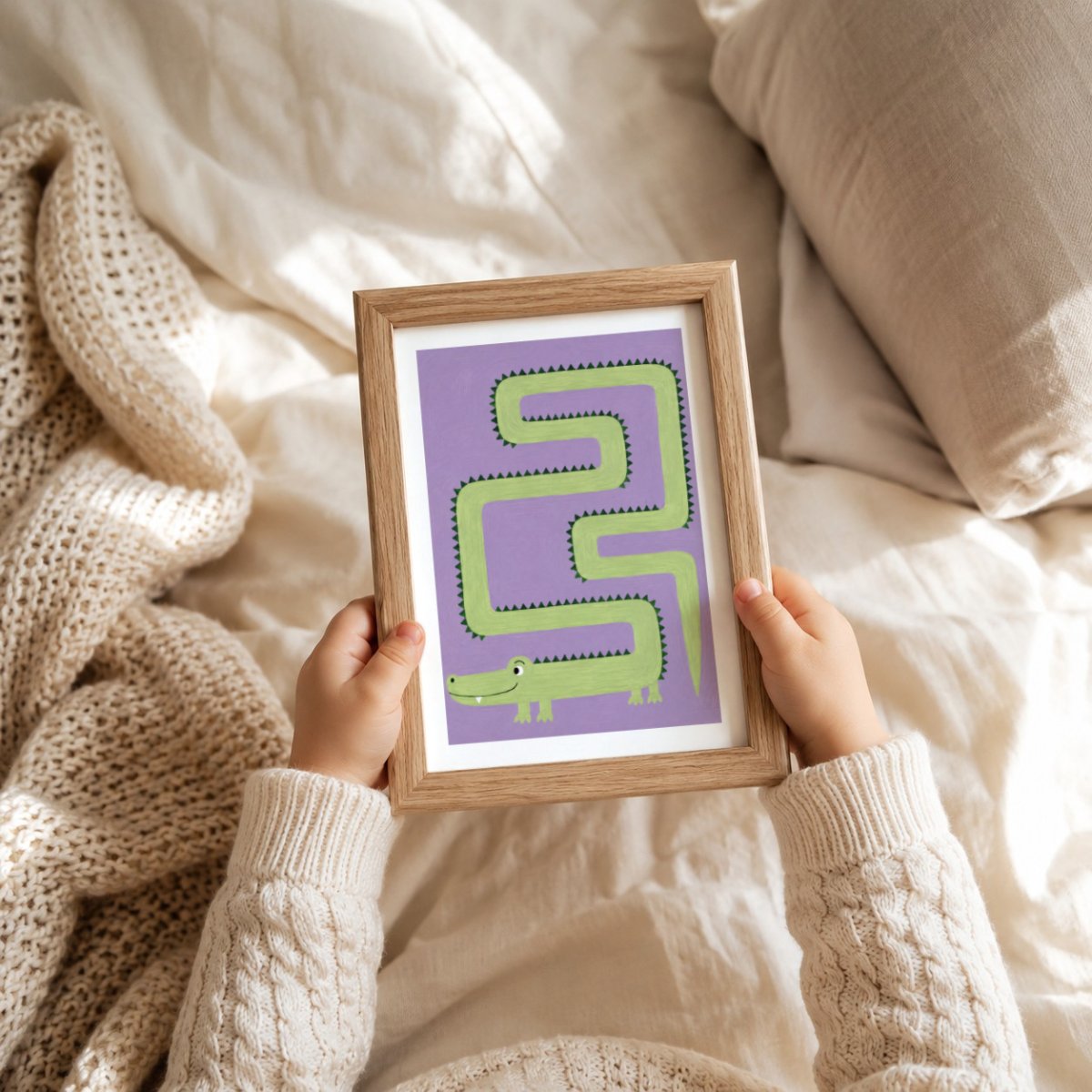 Grünes Krokodil Kringeltier Poster – Mockup: Poster im Babyzimmer am Bett
