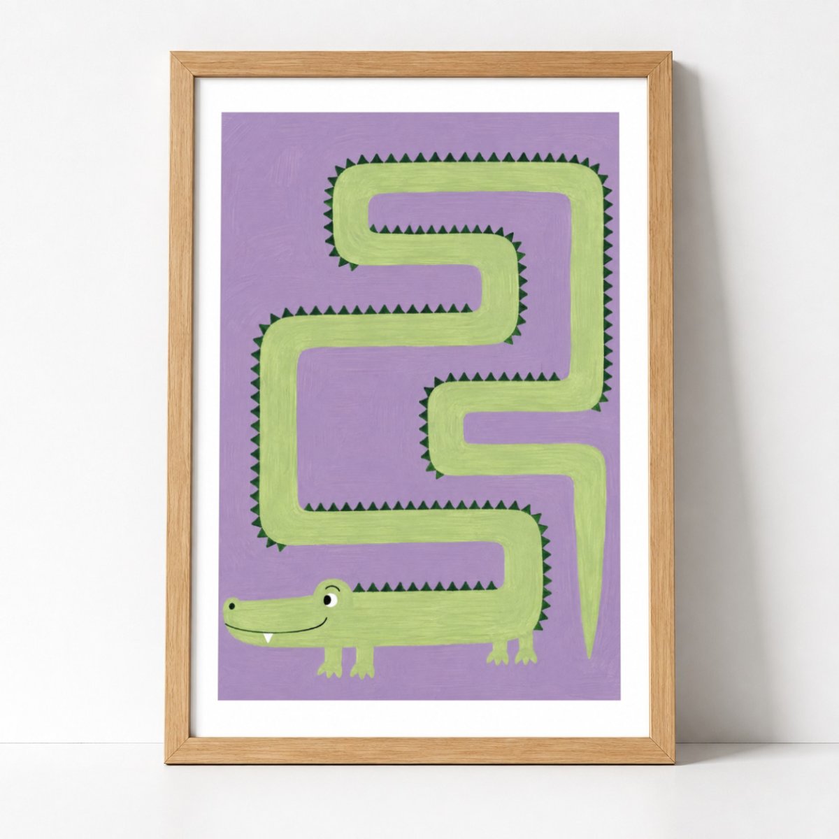 Grünes Krokodil Kringeltier Poster – Mockup: Poster gerahmt an der Wand