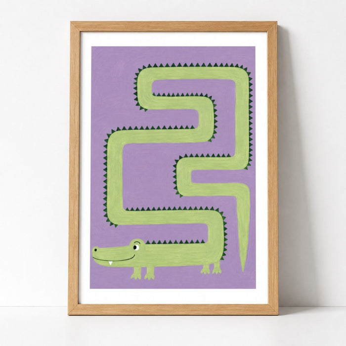 Grünes Krokodil Kringeltier Poster – Mockup: Poster gerahmt an der Wand