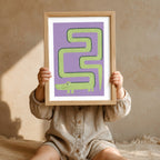 Grünes Krokodil Kringeltier Poster – Mockup: Kind hält das Poster im Kinderzimmer