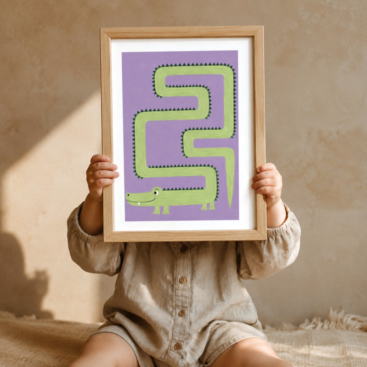 Grünes Krokodil Kringeltier Poster – Mockup: Kind hält das Poster im Kinderzimmer