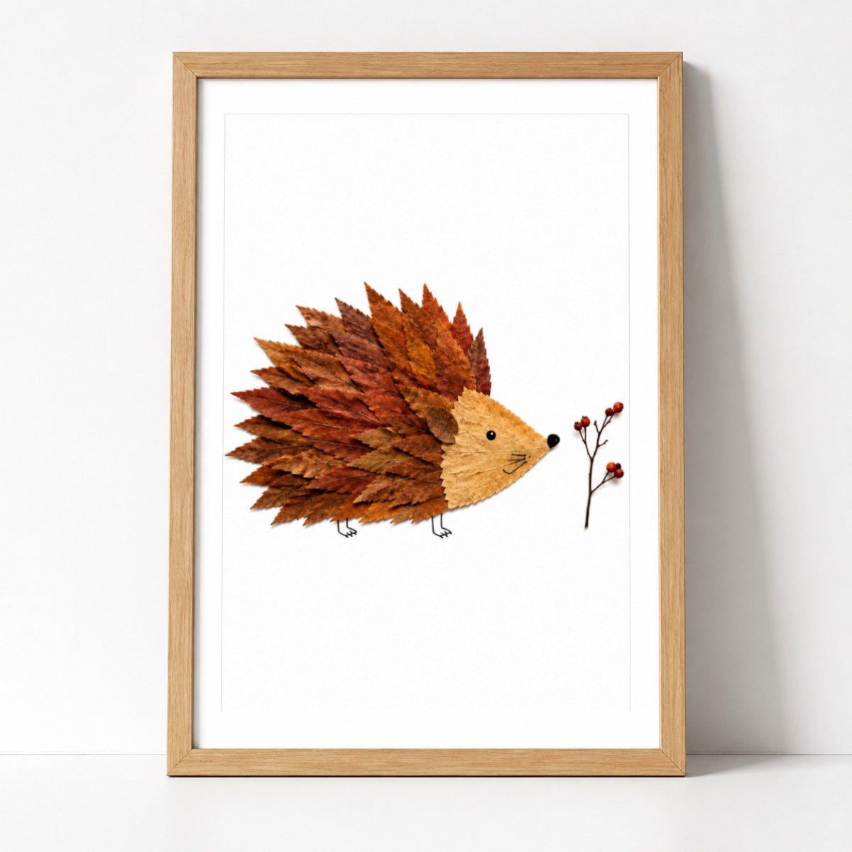 Igel aus Herbstblättern Botanisches Poster – Mockup: Poster gerahmt an der Wand