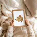 Igel mit Apfel Papier-Collage Poster – Mockup: Poster im Babyzimmer am Bett