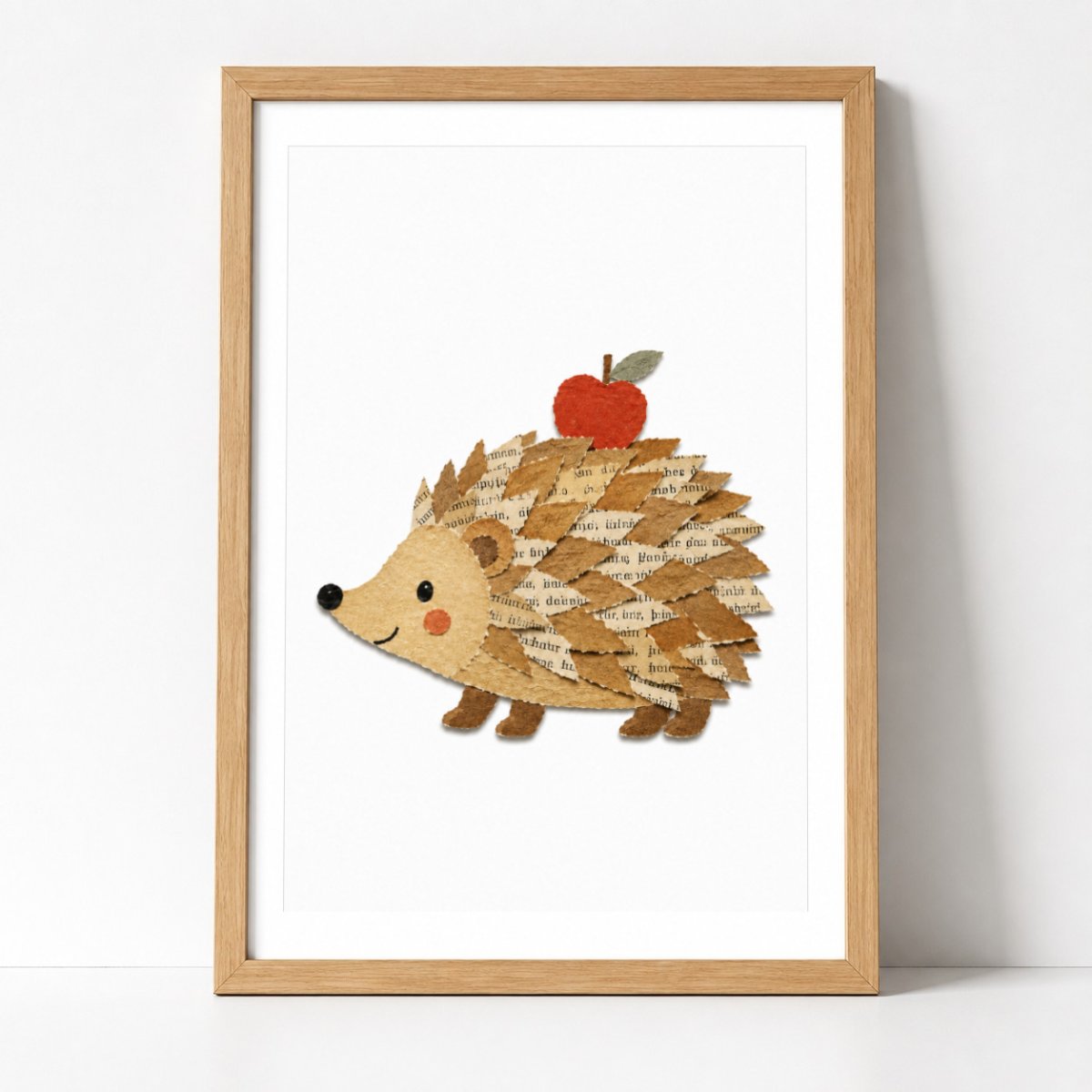 Igel mit Apfel Papier-Collage Poster – Mockup: Poster gerahmt an der Wand