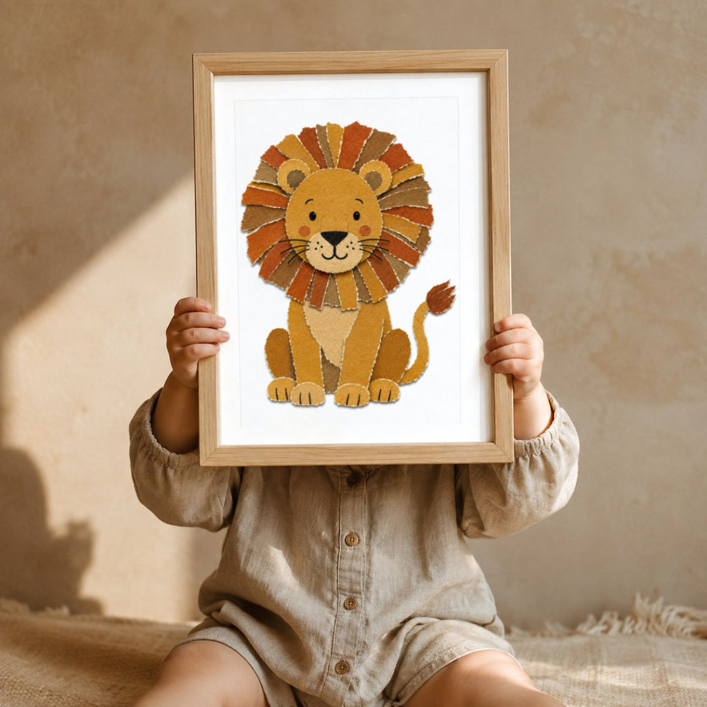 Löwe Papier-Collage Poster – Mockup: Kind hält das Poster im Kinderzimmer