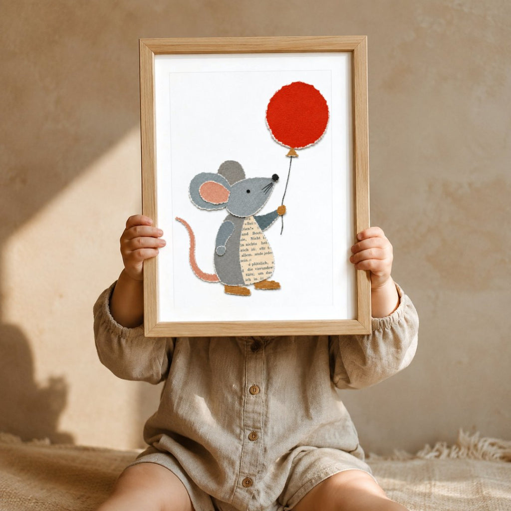 Maus mit Luftballon Papier-Collage Poster – Mockup: Kind hält das Poster im Kinderzimmer
