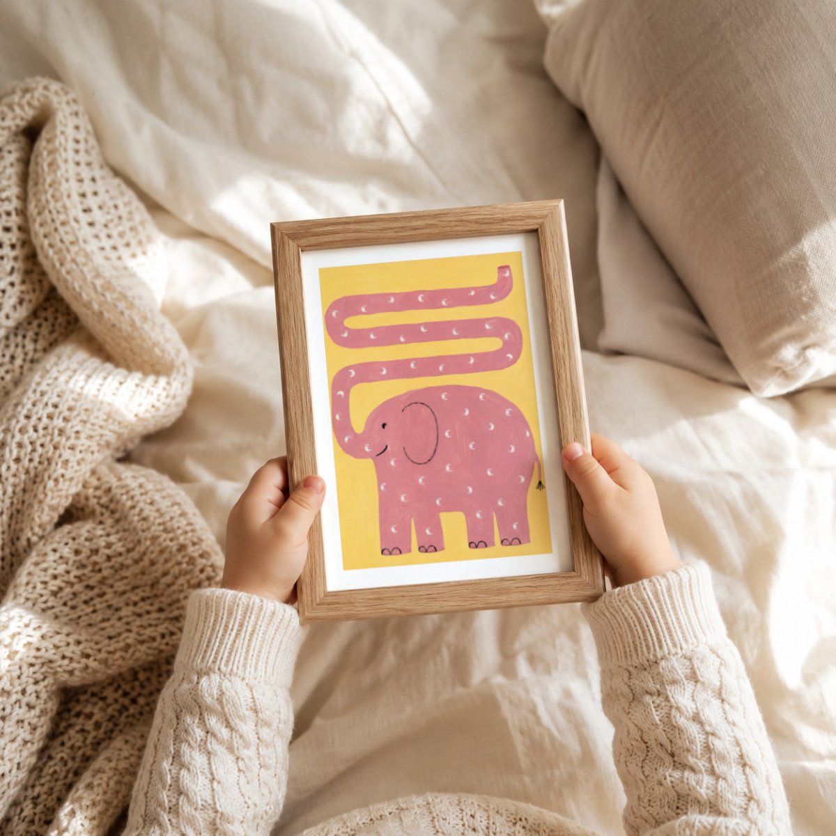 Rosa Elefant Kringeltier Poster – Mockup: Poster im Babyzimmer am Bett