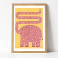 Rosa Elefant Kringeltier Poster – Mockup: Poster gerahmt an der Wand