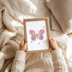 Schmetterling aus Blüten Botanisches Poster – Mockup: Poster im Babyzimmer am Bett