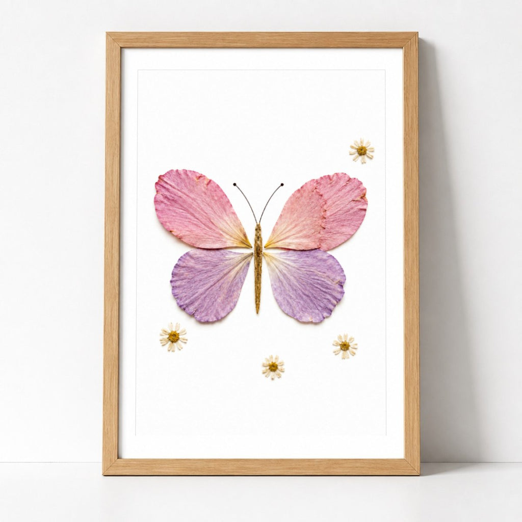 Schmetterling aus Blüten Botanisches Poster – Mockup: Poster gerahmt an der Wand