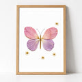 Schmetterling aus Blüten Botanisches Poster – Mockup: Poster gerahmt an der Wand