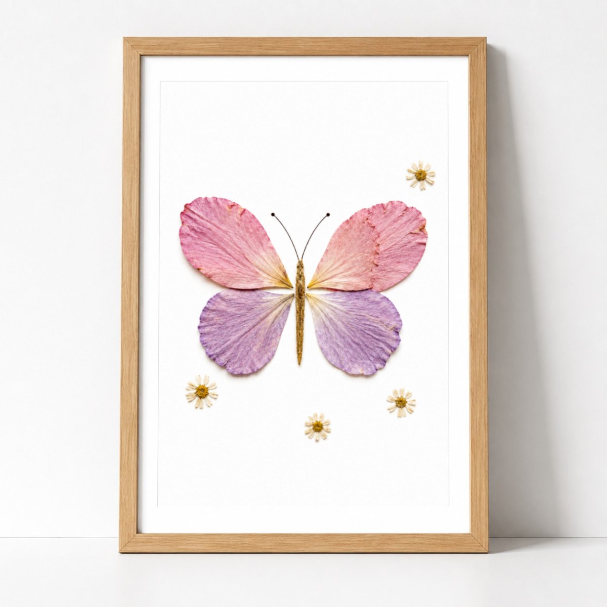 Schmetterling aus Blüten Botanisches Poster – Mockup: Poster gerahmt an der Wand