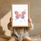 Schmetterling aus Blüten Botanisches Poster – Mockup: Kind hält das Poster im Kinderzimmer