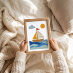 Segelboot Papier-Collage Poster – Mockup: Poster im Babyzimmer am Bett