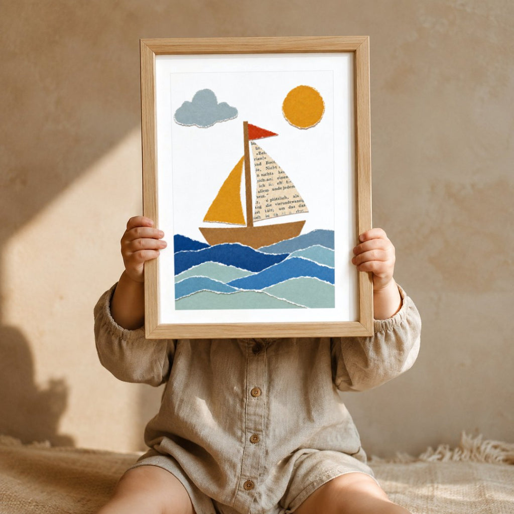 Segelboot Papier-Collage Poster – Mockup: Kind hält das Poster im Kinderzimmer
