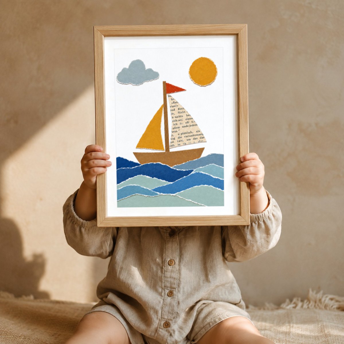 Segelboot Papier-Collage Poster – Mockup: Kind hält das Poster im Kinderzimmer